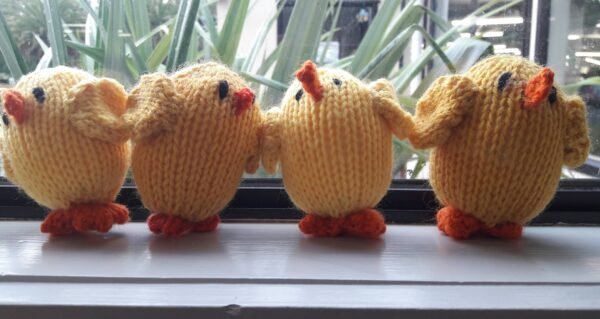 Little chick soft toy knitting pattern using 8 ply yarn - Image 2