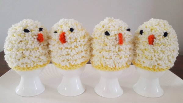 Baby chicken egg cosie knitting pattern using 8 ply yarn