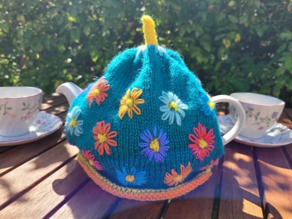 Tea cosie with small flowers and matching egg cosie knitting pattern in 8 ply - Image 6