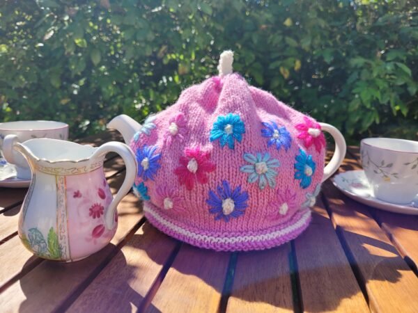 Tea cosie with small flowers and matching egg cosie knitting pattern in 8 ply - Image 2