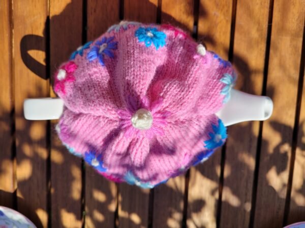 Tea cosie with small flowers and matching egg cosie knitting pattern in 8 ply - Image 5