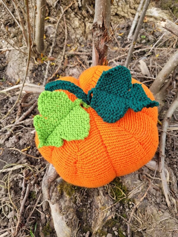 Halloween pumpkin cushion knitting pattern  using 8 ply yarn