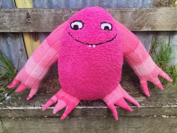 Short hair monster toy with textured body knitting pattern in 8 ply - Image 3